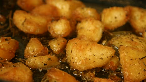 Deliciosas-Patatas-Doradas-Asadas-En-Aceite-Caliente.