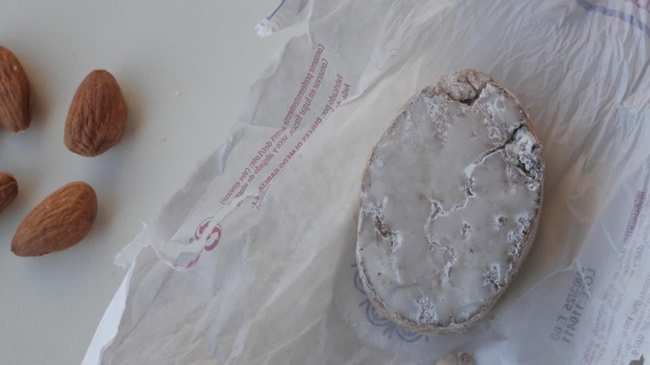 색 표면에 아몬드를 넣은 스페인의 휴일 과자, 전통적인 축제 맛을 보여주는