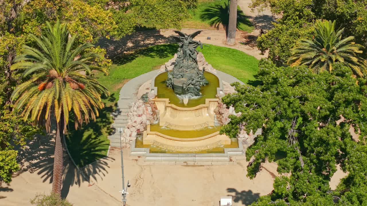 Ripresa aerea con drone della statua della fontana tedesca al Parque Forestal di Santiago, Cile, in estate.