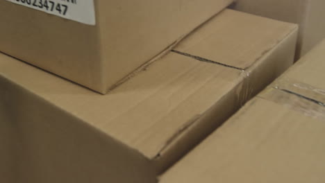 escaneo de códigos de barras y seguimiento de cajas de cartón con animación