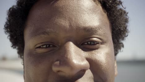 un primer plano de la cara del hombre sonriente.
