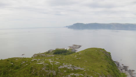 Aguas-Tranquilas-Del-Mar-De-Stadhavet-Con-El-Faro-De-Skongenes-En-La-Punta-De-La-Isla-De-Vagsoy-En-Vestland,-Noruega