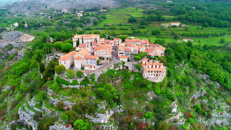 vista aérea que muestra el pueblo rural de gourdon con edificios antiguos ubicados en una colina en francia