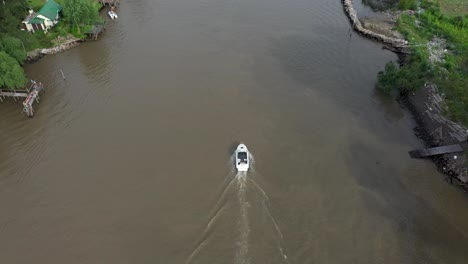 Drone-Rastreando-Un-Canal-De-Navegación-De-Un-Solo-Barco-De-Velocidad-En-Un-Lugar-Tropical