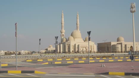 caminando por las calles cerca de la mezquita de la universidad al qasimia en sharjah uae durante el día - enfoque