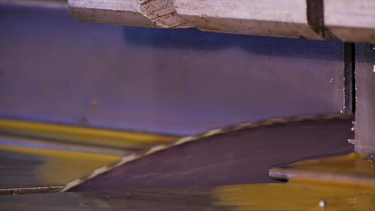 sierra circular para cortar aluminio. aserrar metal. sierra circular cortar perfil de metal o barra de metal. corte de perfiles para la fabricación de vidrieras. hacer una nueva ventana de plástico. vidrieras