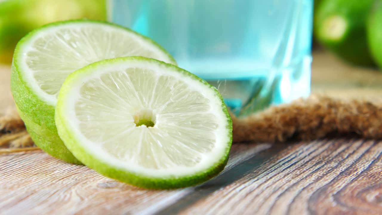 신선한 라임 조각과 파란 음료