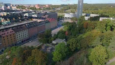 Green-lush-park-beside-busy-city-street