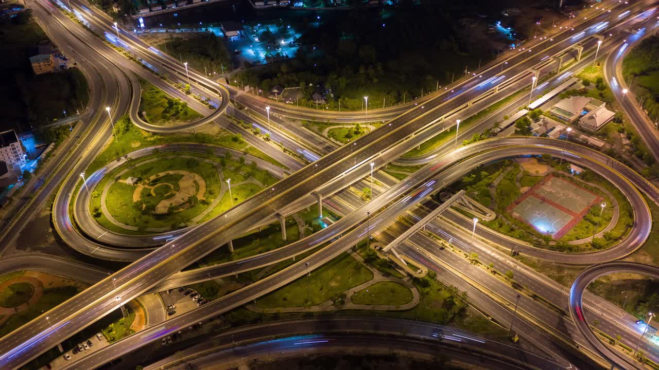 밤에 도시 거리에서 교통의 시간 지연, 하이퍼 지연, 고속도로 교통의 공중 전망 및 상단 전망, 4k.