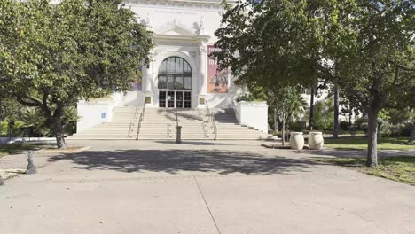 Entrance-with-stairs-of-the-Natural-History-museum-in-San-Diego-Balbao-park,-California