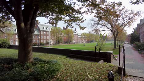 universidad de delaware principal quad verde en un día nublado de otoño muy largo plano lento que revela el campus
