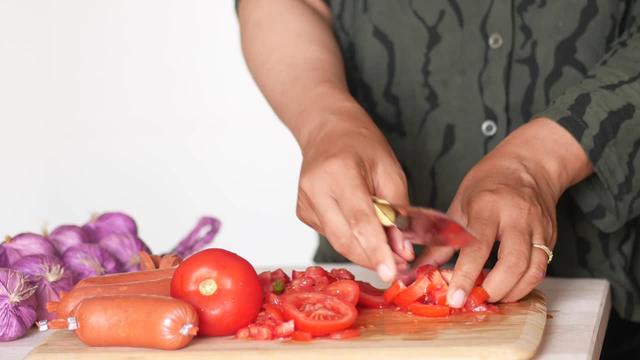 요리 하기 위해 토마토 와 양파 를 잘라내는 여자
