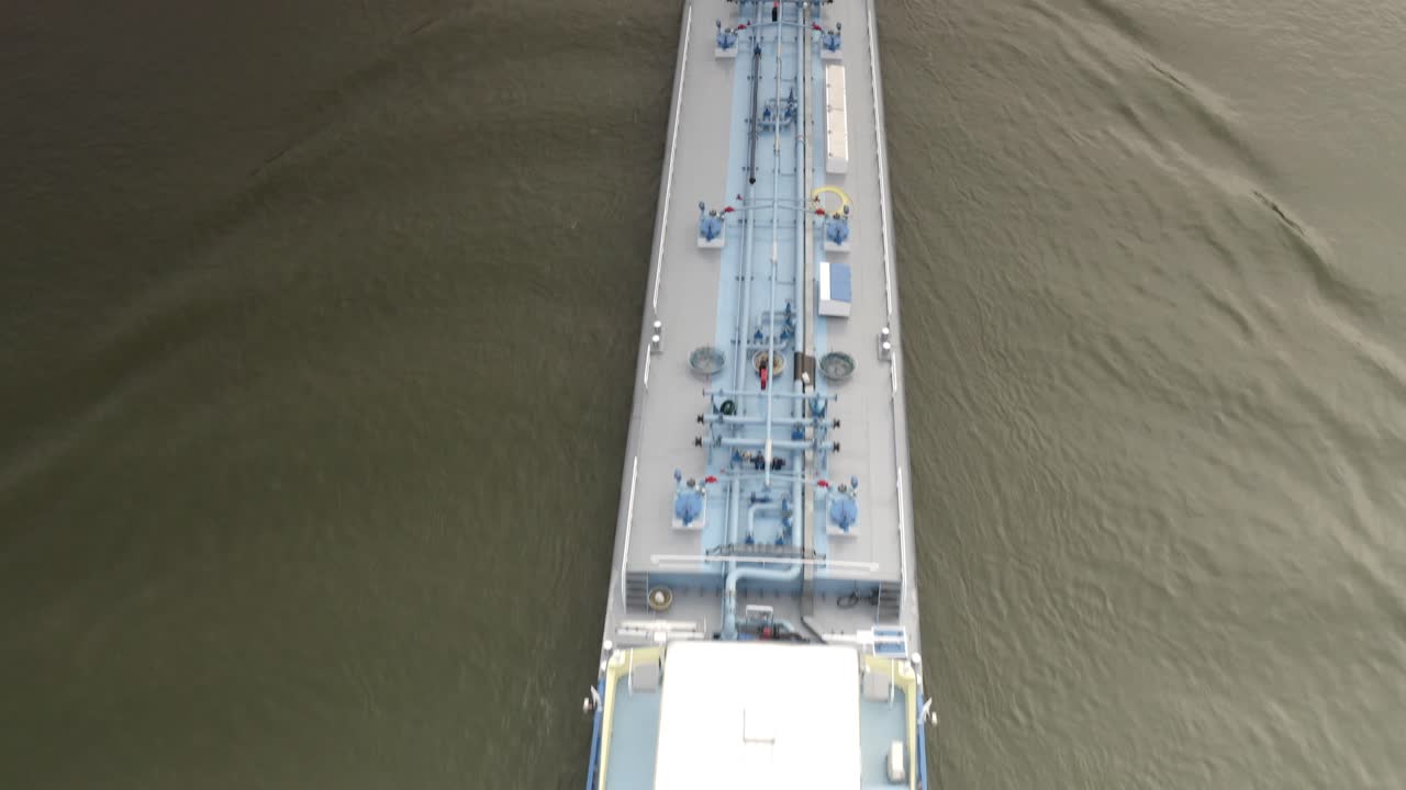 수로에 있는 선박