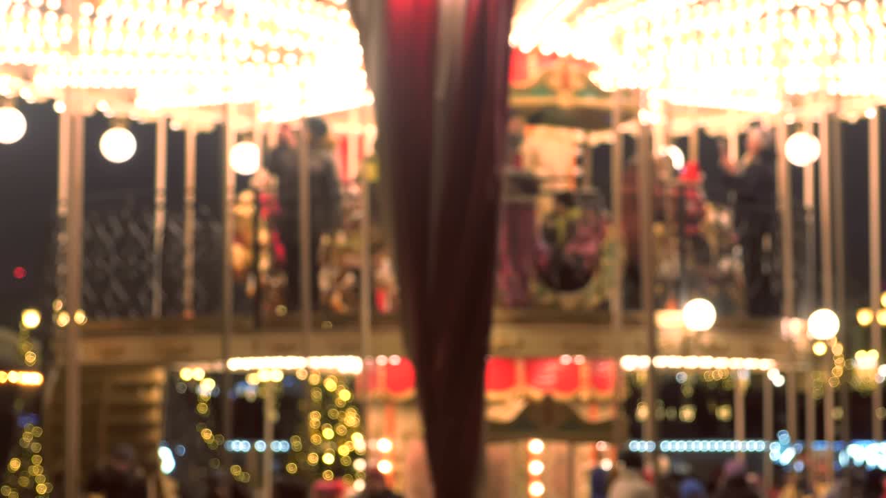 크리스마스 박람회에서 메리-고-라운드.