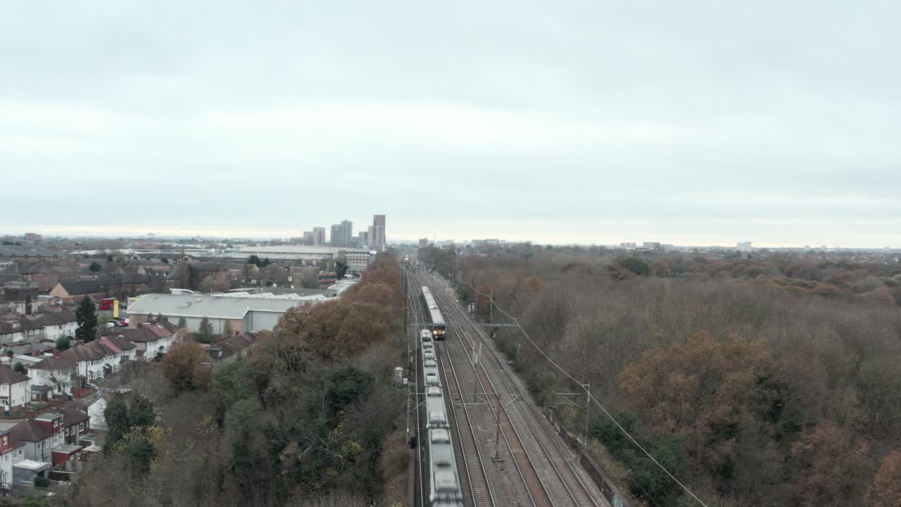dolly back drone shot del tren de alta velocidad great western railway y heathrow express