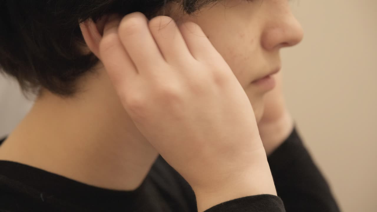 집 에서 소음 을 멈추기 위해 노란색 귀 플러그 를  ⁇ 입 하는 아이