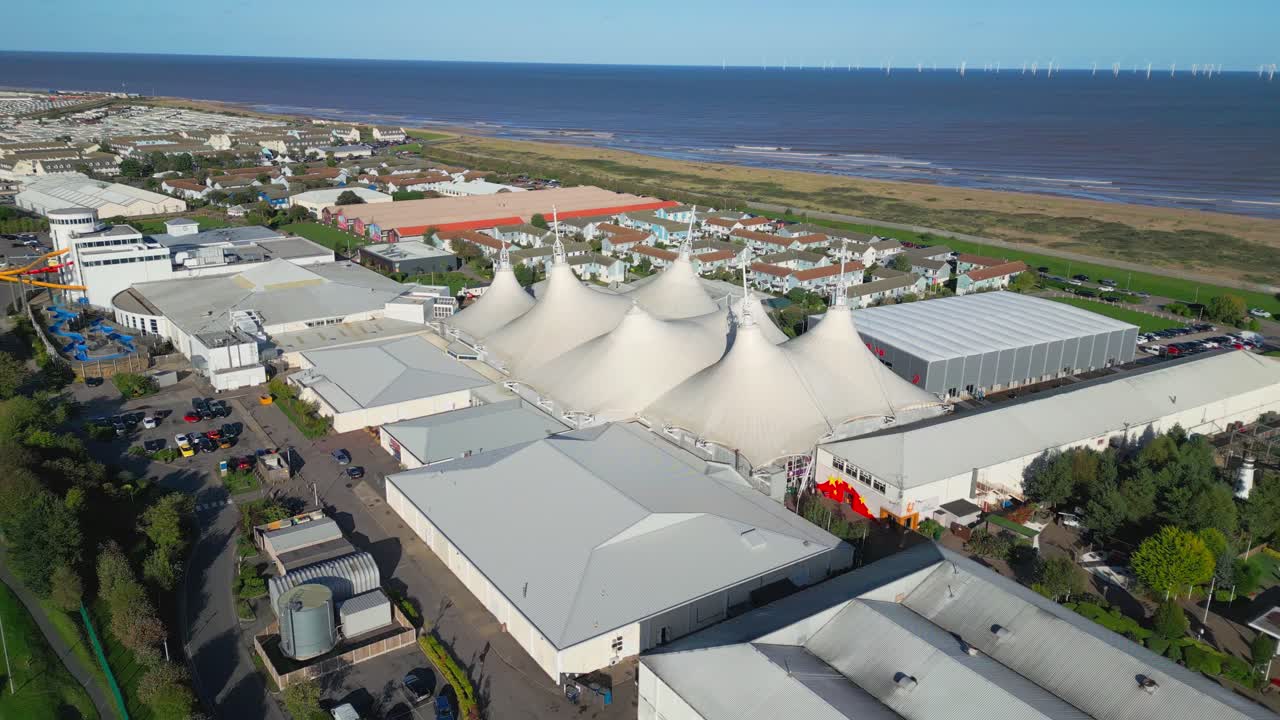 영국 랭커셔의 바 ⁇ 가 마을 스케그네스에 위치한 유명한 버틀린스 휴양 캠프의 드론 영상