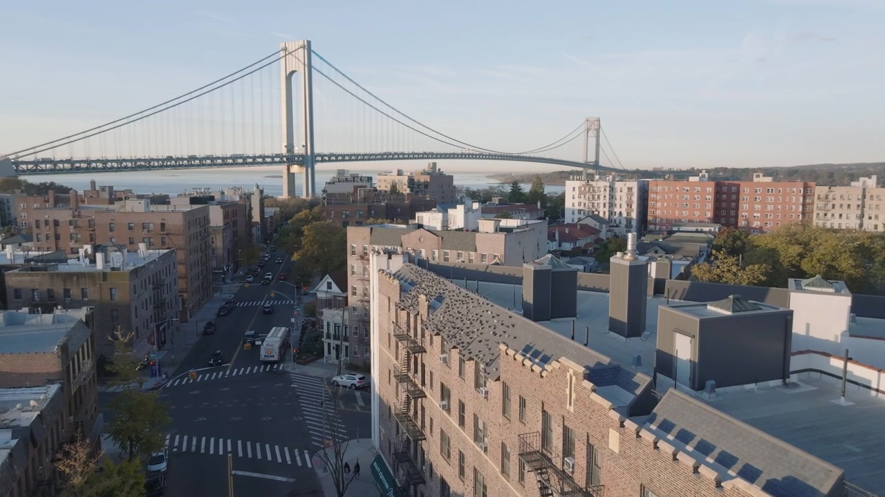 Vista aerea di Bay Ridge, Brooklyn all'alba. Ripresa a New York City con il Ponte di Verrazzano-Narrows sullo sfondo.