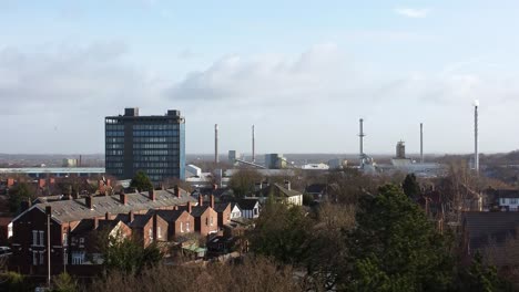 Luftaufnahme-über-Parkbäume-Zum-Industriestadtbildgehäuse-Mit-Blauem-Wolkenkratzer,-Merseyside,-England