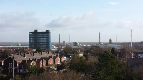 vista aérea sobre los árboles del parque a la vivienda del paisaje urbano industrial con rascacielos azul, merseyside, inglaterra