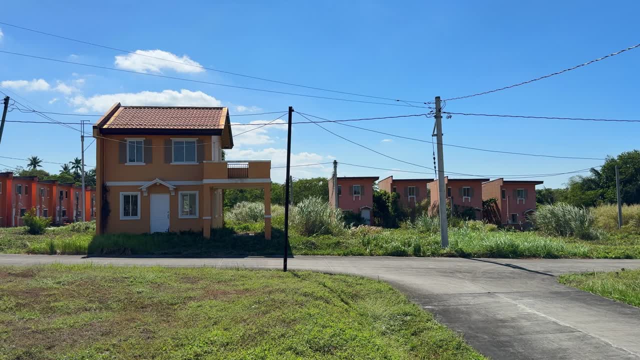 Angolazione a livello del terreno che rivela case finite e dintorni residenziali ben pianificati a Camella Homes Alfonso Cavite, Filippine.