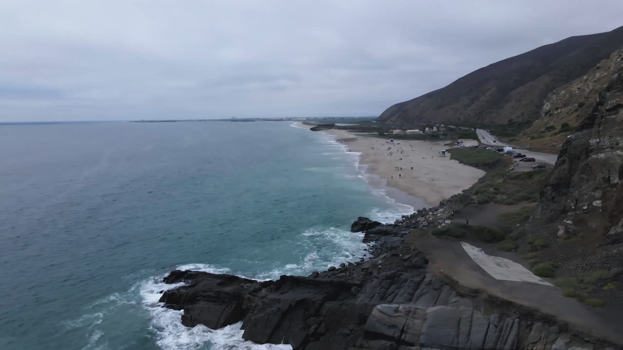 imágenes aéreas de la orilla de la playa del acantilado de malibu en un día sombrío
