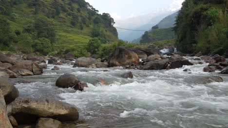 Un-Increíble-Y-Pintoresco-Paisaje-Montañoso-Con-Un-Río-Caudaloso-En-Las-Montañas-Del-Himalaya-De-Nepal