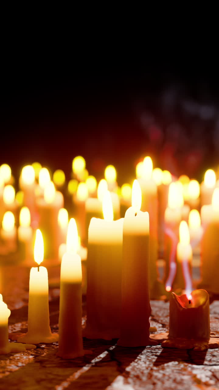 много свечей, горящих в темноте