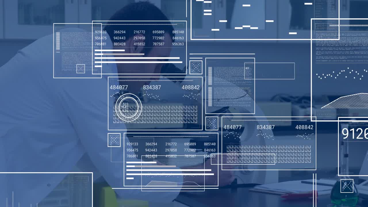 Laboratorieforsker plasserer et objektglass og titter i mikroskopet, med animerte datapaneler og grafer.