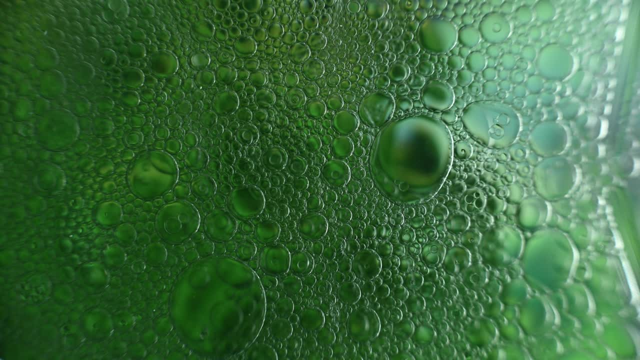 gotas de aceite abstractas en agua de colores