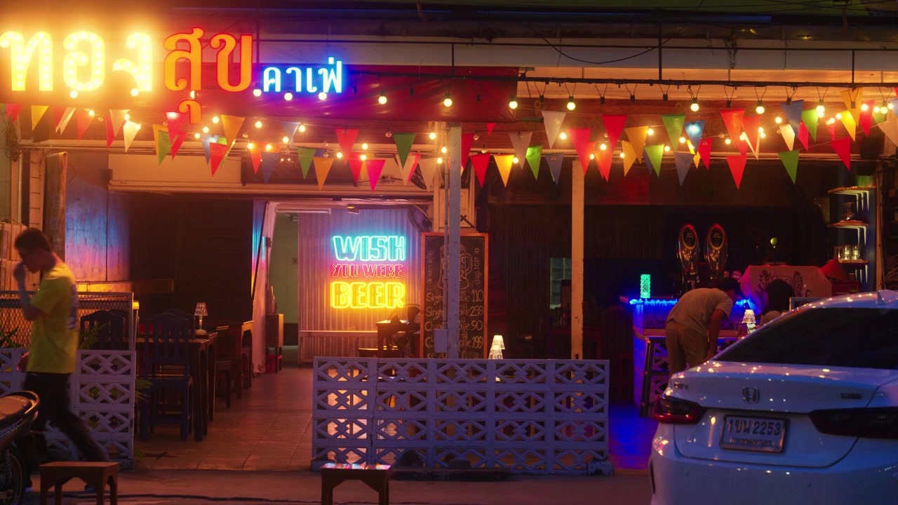 Riprese cinematografiche 4K dello scenario urbano di un bar thailandese di notte a Chiang Mai, Thailandia