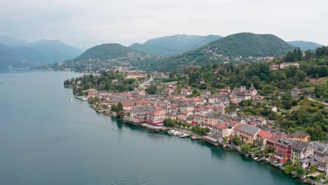 Isola-Di-San-Giulio-Am-Ortasee,-Italien,-Zeigt-Die-üppige-Landschaft-Und-Malerische-Gebäude-In-Der-Nähe-Des-Wassers,-Luftaufnahme