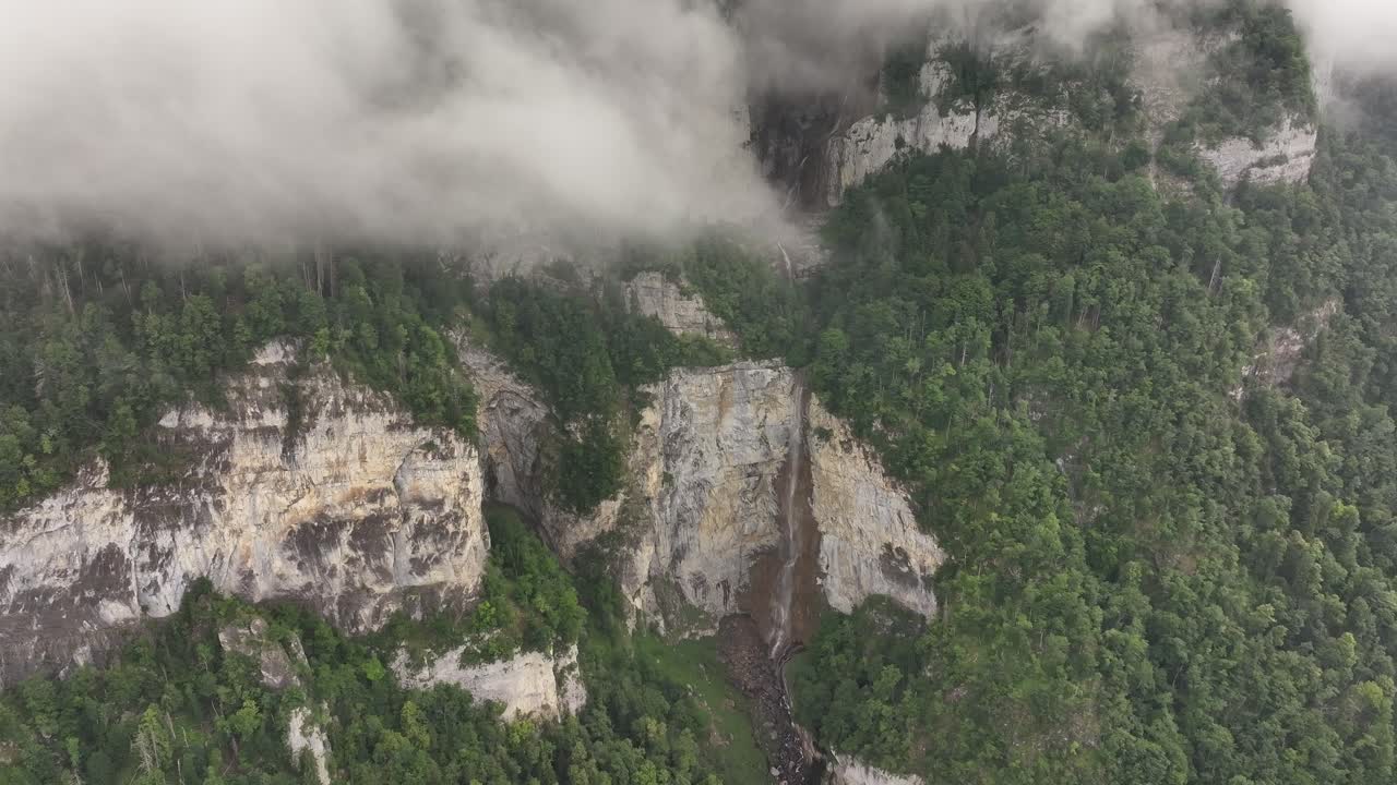 절벽과 숲 스위스 한가운데 있는 제렌바흐 폭포의 항공 뷰