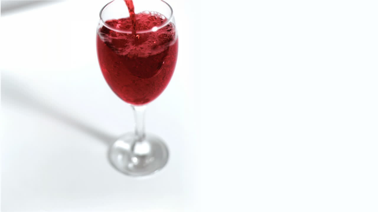 레드 와인이 슈퍼 슬로 모션으로 여지고 있습니다.