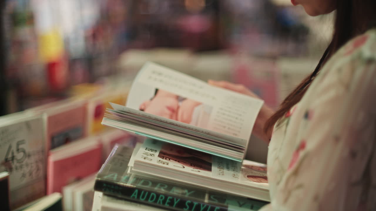 una mujer lee un libro en una tienda