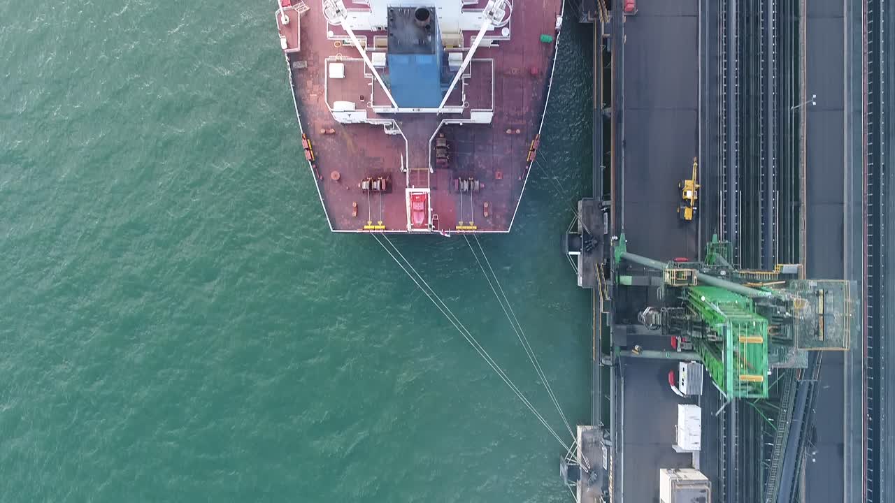 toma aérea de arriba hacia abajo de un gran barco de carbón atracado en el puerto, queensland, australia