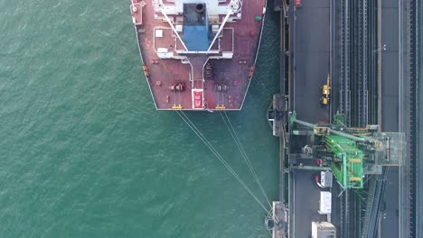 toma aérea de arriba hacia abajo de un gran barco de carbón atracado en el puerto, queensland, australia