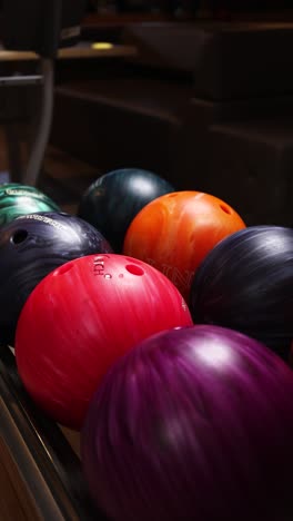 mujeres eligiendo bolas de bolos