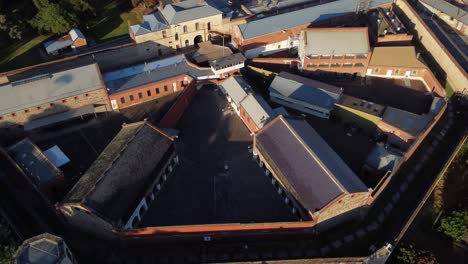 drone disparado mirando hacia abajo en la histórica prisión de la cárcel de adelaide