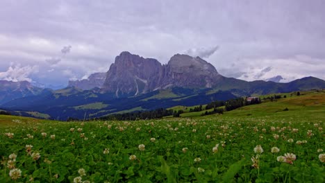 el lapso de tiempo de alpe di siusi en la nube