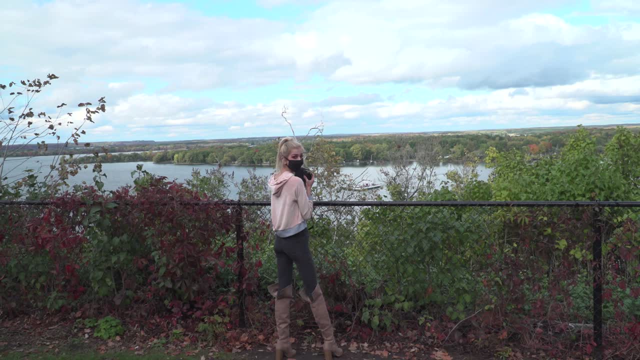 mujeres jóvenes explorando durante una pandemia