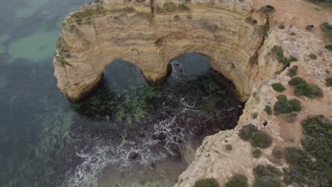 vista aérea de las cuevas de benagil arcos de formación rocosa en el algarve portugal y la pintoresca costa oceánica