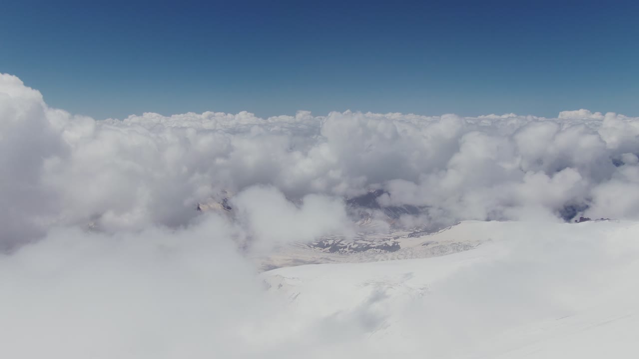 paisaje nublado de la montaña desde arriba