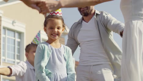 bella ragazza che celebra il compleanno con la famiglia all'aperto
