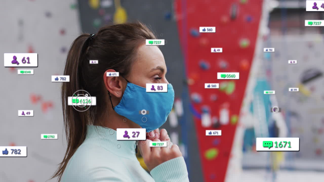 animación de iconos de los medios sobre una mujer caucásica con máscara facial