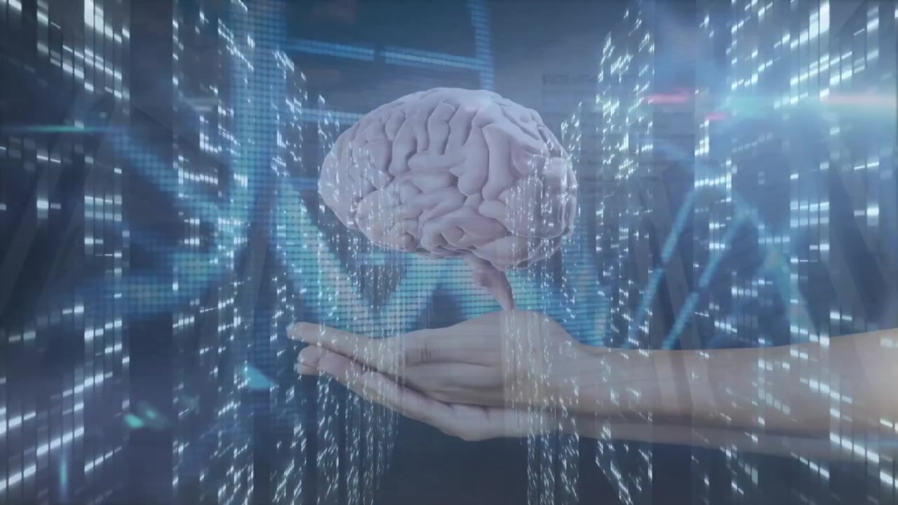 Mãos Humanas Segurando Modelo de Cérebro Digital em Data Center