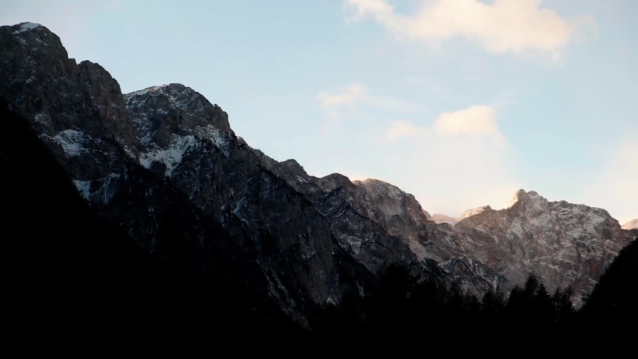 Smuk alpesø Jasna nær Kranjska Gora, Slovenien om vinteren ved solnedgang.