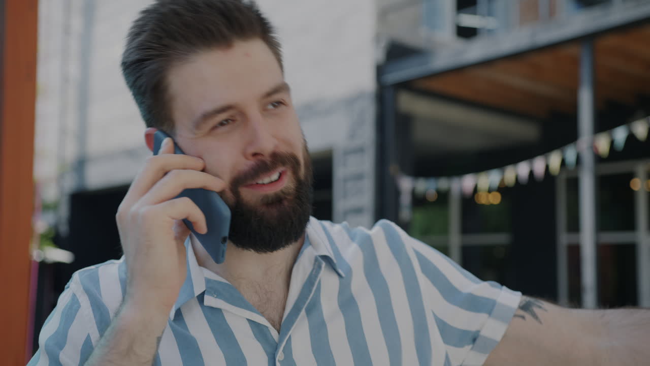 야외에서 전화 통화하는 남자