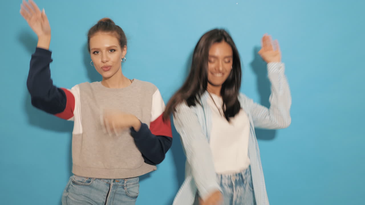 두 친구가 포옹하고 있습니다.