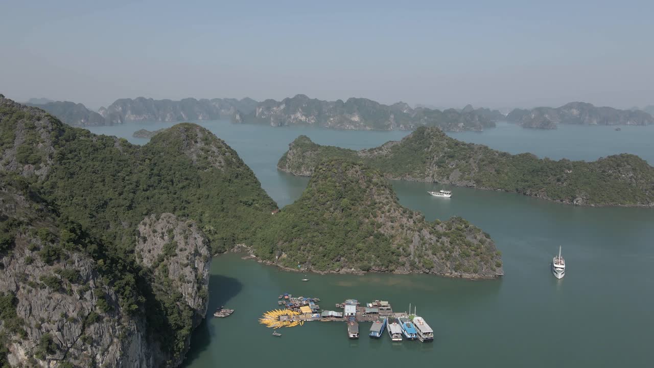 sobrevuelo aéreo: los barcos turísticos amarran en el alquiler de kayak turístico en la bahía de ha long